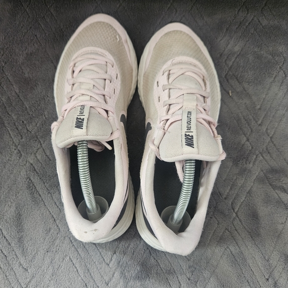 Nike Girls Revolution 5 BQ5671-601 Pink Black Running Shoes Sneakers Size 6Y. - Picture 5 of 9